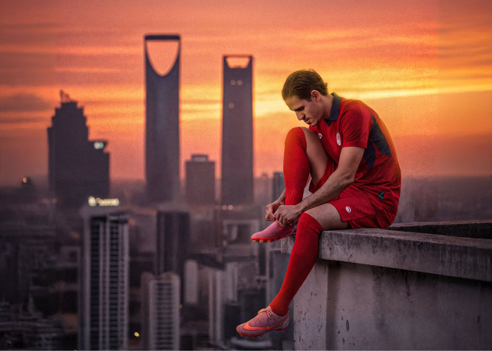 现实写照or搞抽象？达马克官方海报：球员坐顶楼边缘系鞋带